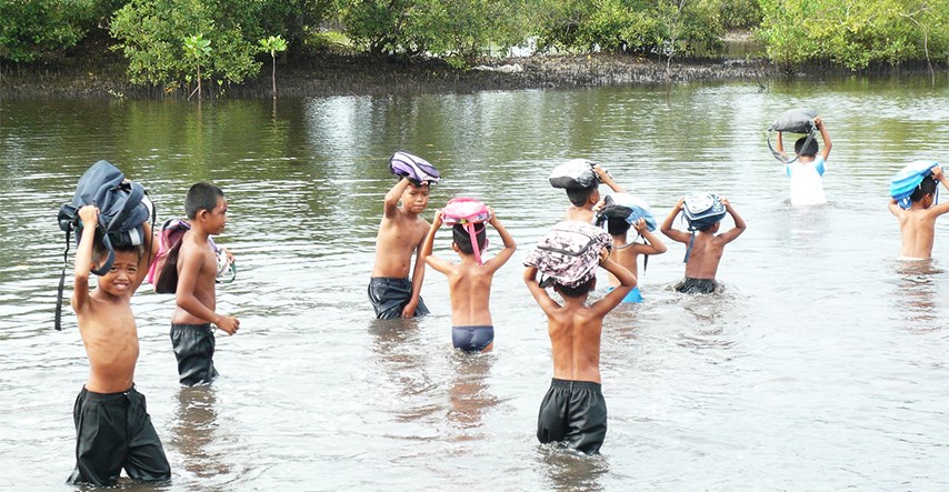 FOTO Mali Filipinci do škole hodaju kroz vodu, a kad je plima - plivaju