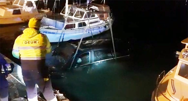 VIDEO Mercedes upao u more u Zadru, vozač izašao i otplivao do obale