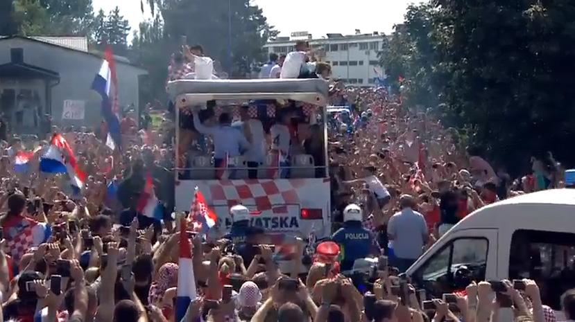 VIDEO Vatreni na putu prema Trgu, tamo je ludnica