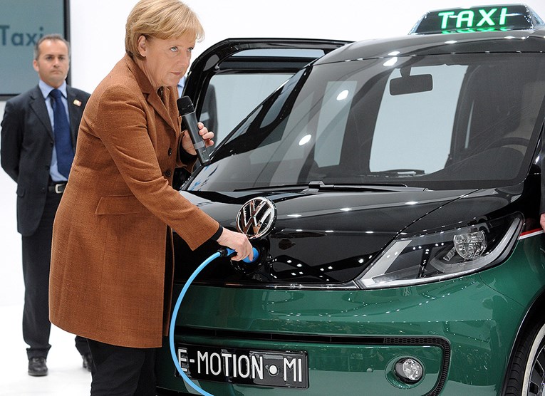Nijemci su trebali do 2020. imati milijun električnih auta na cestama. Ali neće