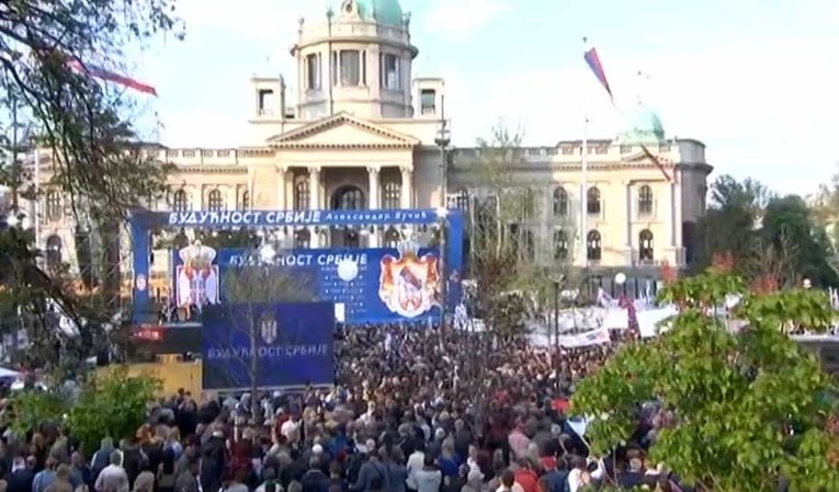 Vučić u Beograd dovukao preko 100 tisuća pristalica. Zabavlja ih Riblja Čorba
