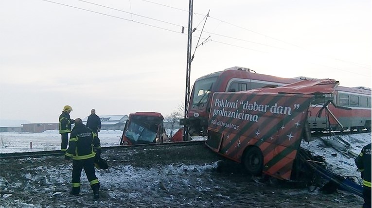 U Srbiji vlak prepolovio autobus: 5 poginulih, 10 ozlijeđenih se bori za život