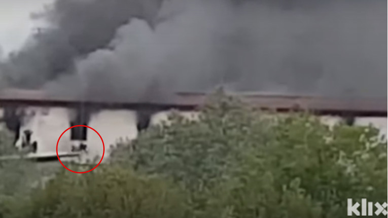VIDEO Migrant skočio kroz prozor gorućeg prihvatnog centra da bi se spasio