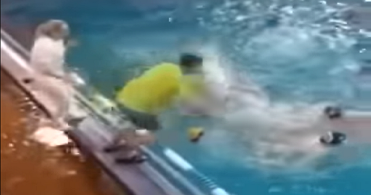VIDEO Vaterpolski trener skočio u bazen na suparničkog igrača