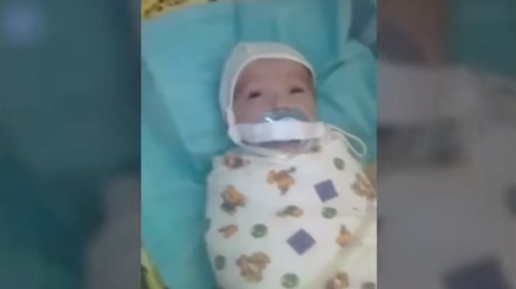 Užasan video: Bebi staroj 12 tjedana dudu zalijepili ljepljivom trakom
