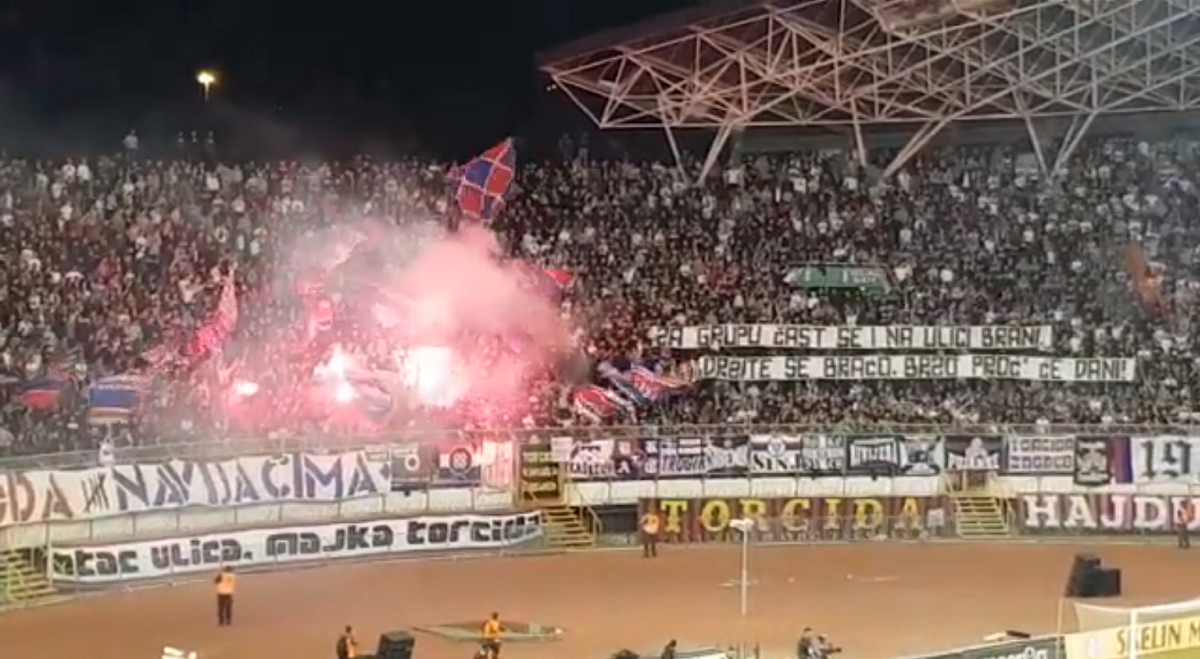 Torcida transparentom poslala poruku, a onda je uslijedila bakljada