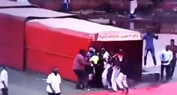 VIDEO Navijači u Sudanu utrčali na teren i pretukli suce
