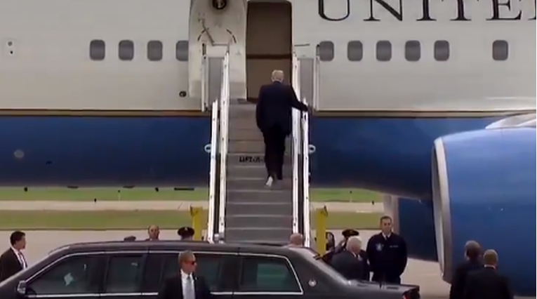 "Nitko mu nije htio reći": Trump se ukrcavao na avion s WC papirom na cipeli