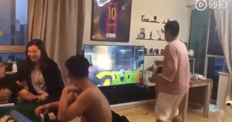 VIDEO Navijač Barcelone se zbog ispadanja iskalio na televizoru