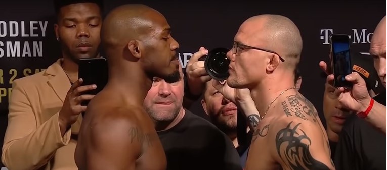 UFC spektakl u Las Vegasu: Smith i Jones bore se za titulu poluteške kategorije