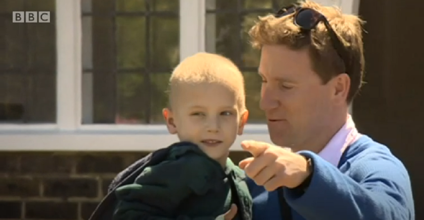 VIDEO Dječaku koji umire od raka Mercedes je poslao bolid na kućni prag