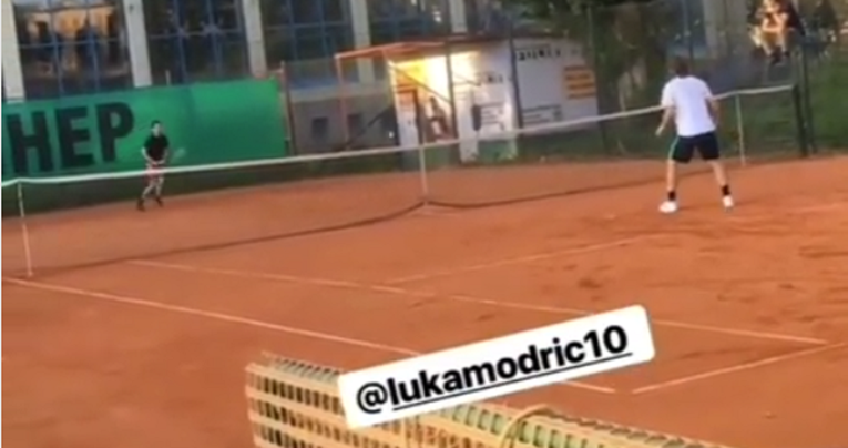 Pogledajte kako se Luka Modrić priprema za humanitarni teniski spektakl
