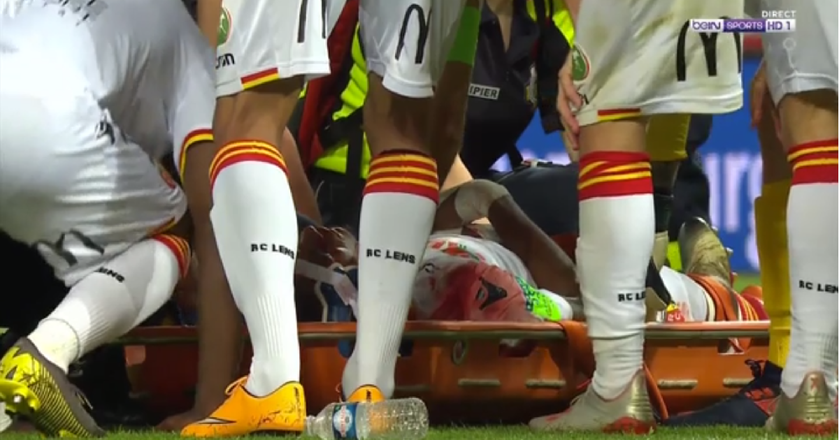 VIDEO Golman Lensa htio je izbiti loptu pa nokautirao suigrača