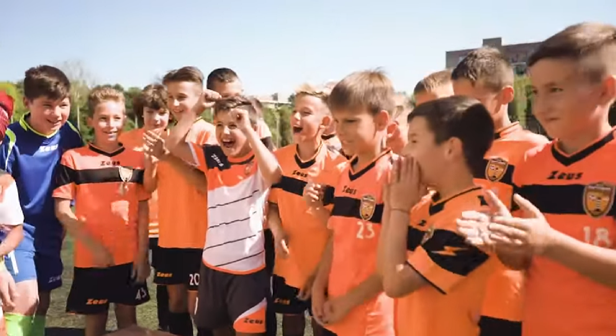 VIDEO Srna donacijom razveselio mlade ukrajinske nogometaše