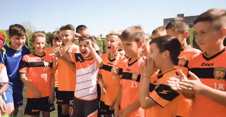 VIDEO Srna donacijom razveselio mlade ukrajinske nogometaše