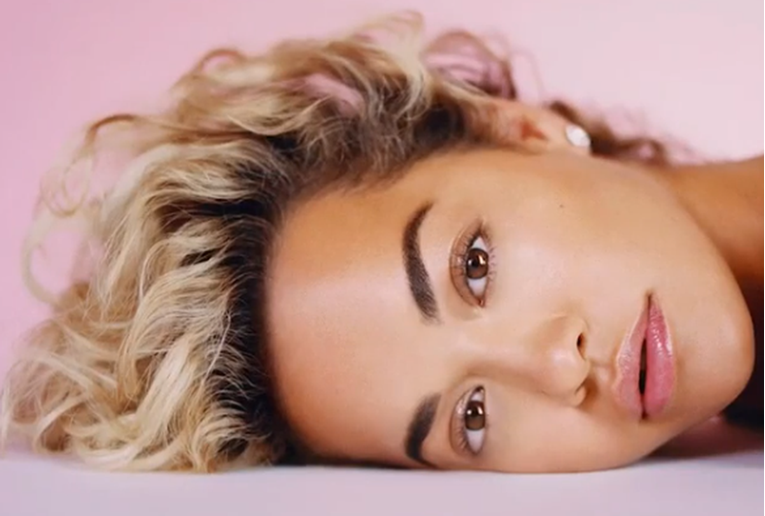 Prsti na škakljivim mjestima: Rita Ora novu pjesmu promovira potpuno gola