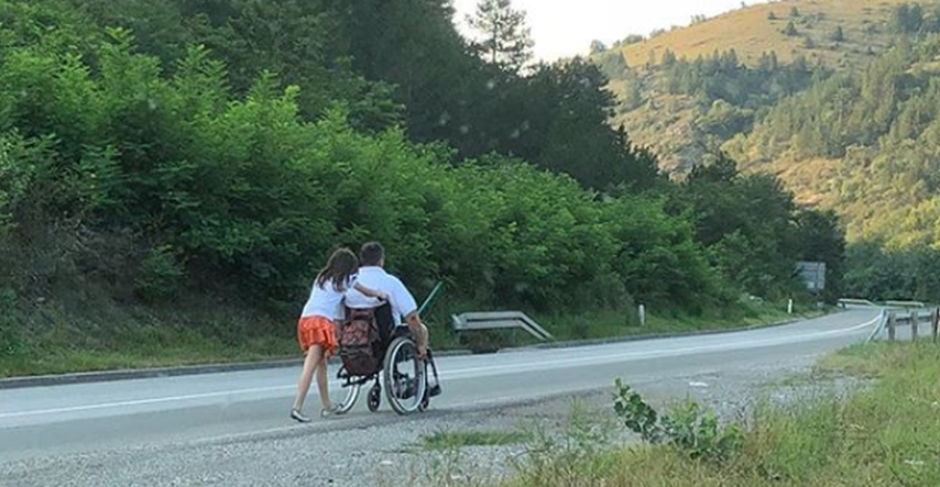 Fotka curice koja u brdima Srbije gura oca u kolicima krije priču koja topi srca