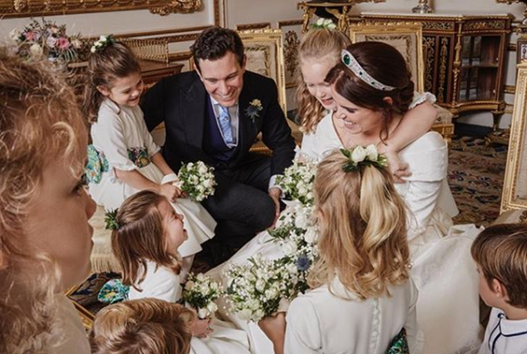 Princeza Eugenie objavila opuštenu fotku s vjenčanja, mala Charlotte ukrala show