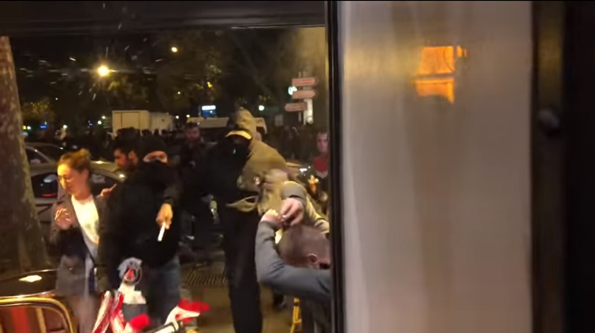Novi video sukoba: Parisovi huligani stolicama gađali Zvezdine navijače