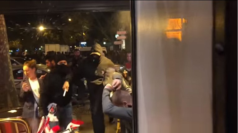 Novi video sukoba: Parisovi huligani stolicama gađali Zvezdine navijače