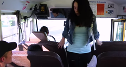 Cura dobila menstruaciju u busu, reakcija jednog dečka ostavila ljude bez riječi