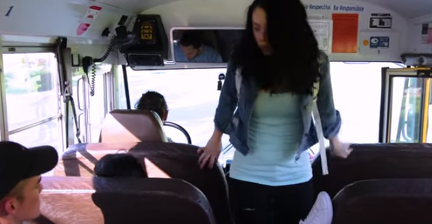 Cura dobila menstruaciju u busu, reakcija jednog dečka ostavila ljude bez riječi