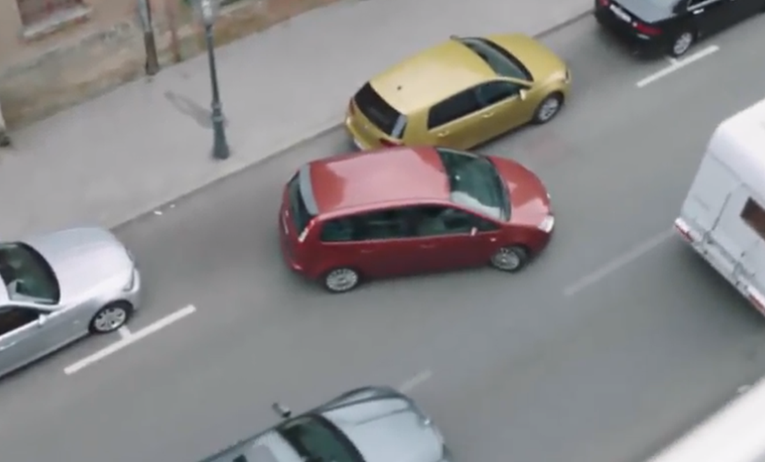 Vozač u Zagrebu htio parkirati auto na premaleno mjesto, snimku je bolno gledati