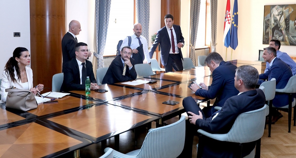 Kaos na sastanku SDP-ovaca: Još jedan član ponudio ostavku, čulo se i deranje