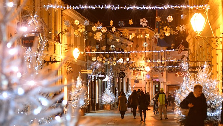 Advent u Varaždinu je hit: Ne propustite Igloo bar, ledeni tobogan...