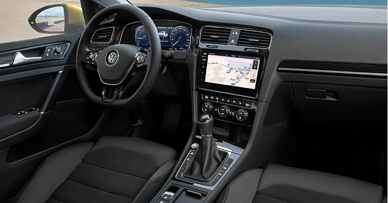 Volkswagen razotkrio interijer novog Golfa!