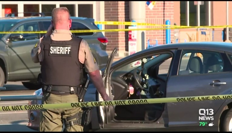 Kupac na parkingu Walmarta ubio naoružanog napadača