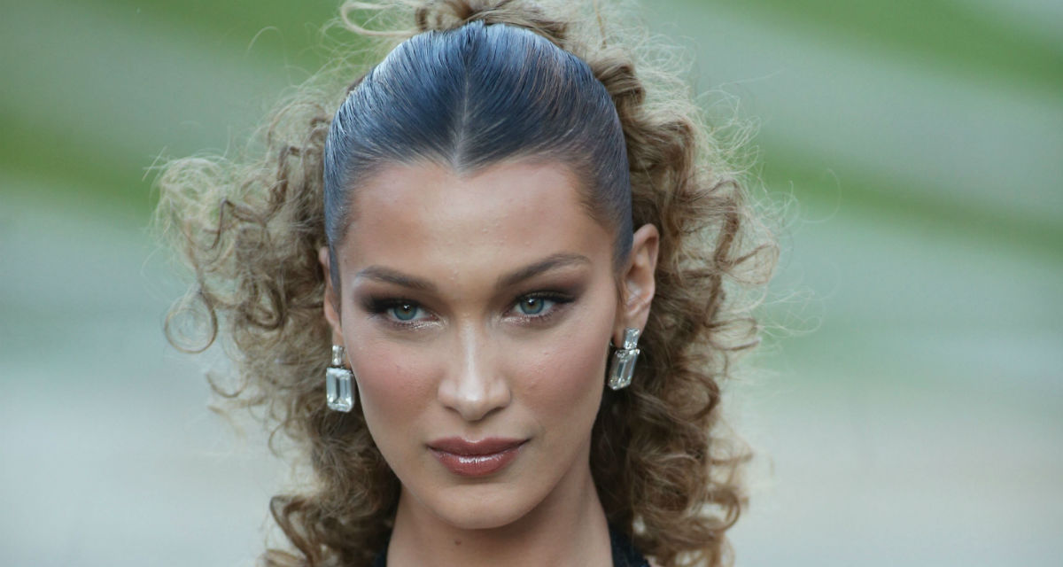 Haljinu s Rihanninim potpisom Bella Hadid nosi raskopčanu do pupka