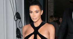 Razgolićena Kim Kardashian u premaloj haljini podigla ljestvicu neukusa