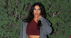 Kim Kardashian je uvukla svoje raskošne obline u najuže hlače od crvenog lateksa