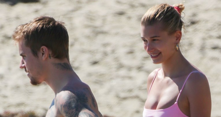 Bieberovi proveli dan na plaži: Zgodna Hailey plijenila pažnju u pink bikiniju