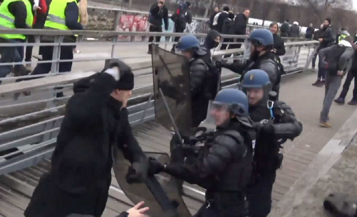 Član Žutih prsluka šakama napao policajca u Francuskoj, pogledajte snimku