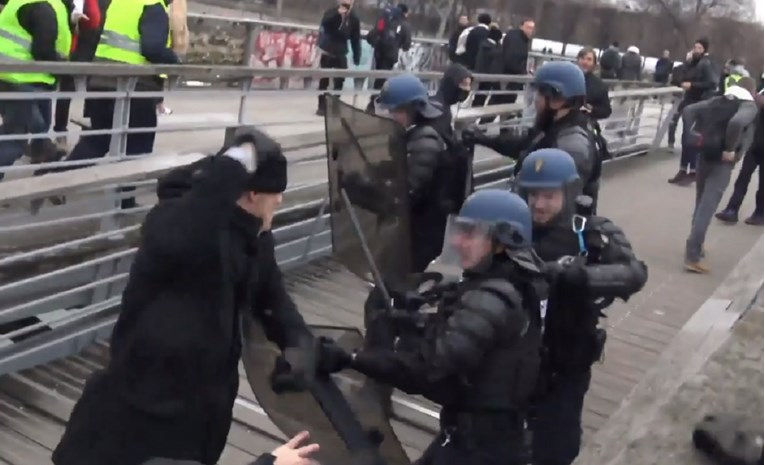 Član Žutih prsluka šakama napao policajca u Francuskoj, pogledajte snimku