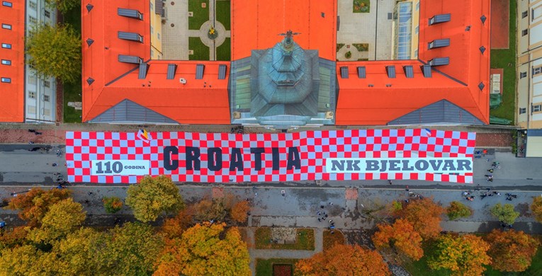 Ludnica u Bjelovaru: Grad prekrila hrvatska zastava duga gotovo 100 metara