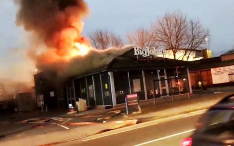 VIDEO Izbio ogroman požar u restoranu brze hrane u Engleskoj, gori cijela zgrada