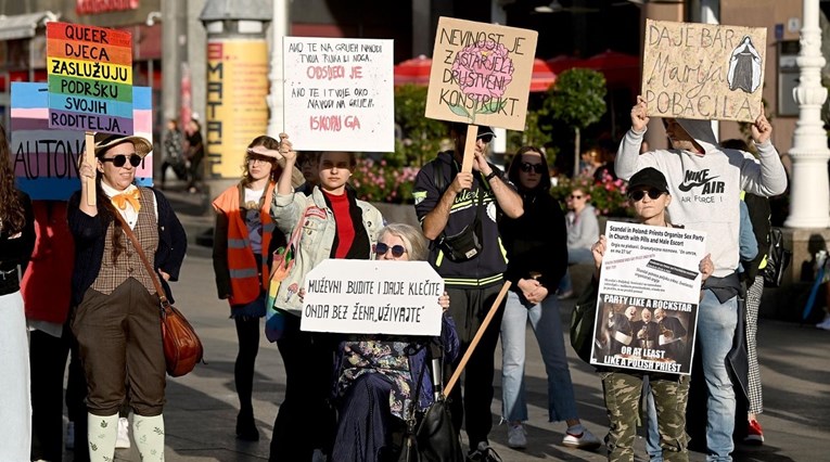 FOTO I VIDEO Pogledajte transparente na prosvjedu protiv klečavaca