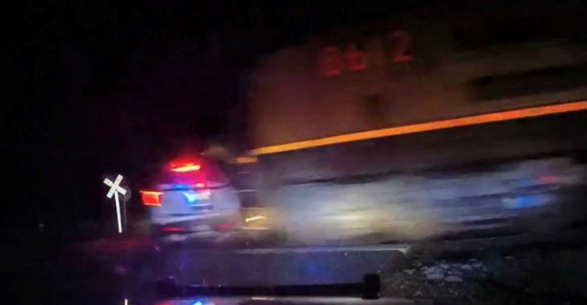VIDEO Policija u SAD-u parkirala auto na pruzi, u njemu bila žena. Udario je vlak