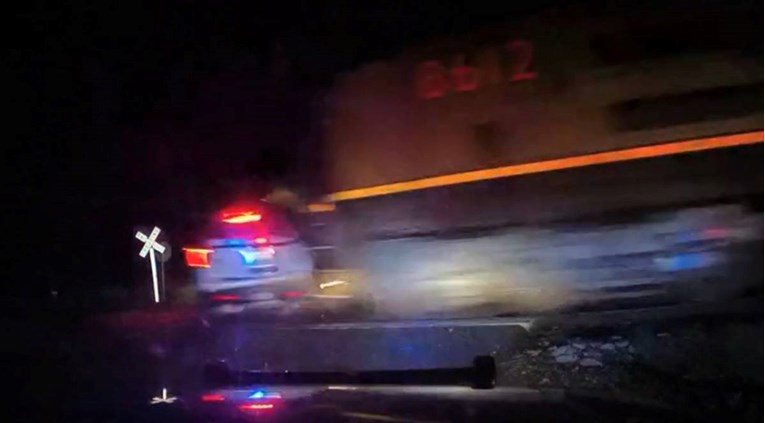 Ženu u SAD-u pritvorili s lisicama u policijskom autu, udario je vlak. Sve snimljeno
