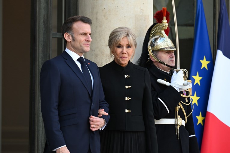 Brigitte Macron propustila reviju, njezina kći otkrila da je hitno operirana