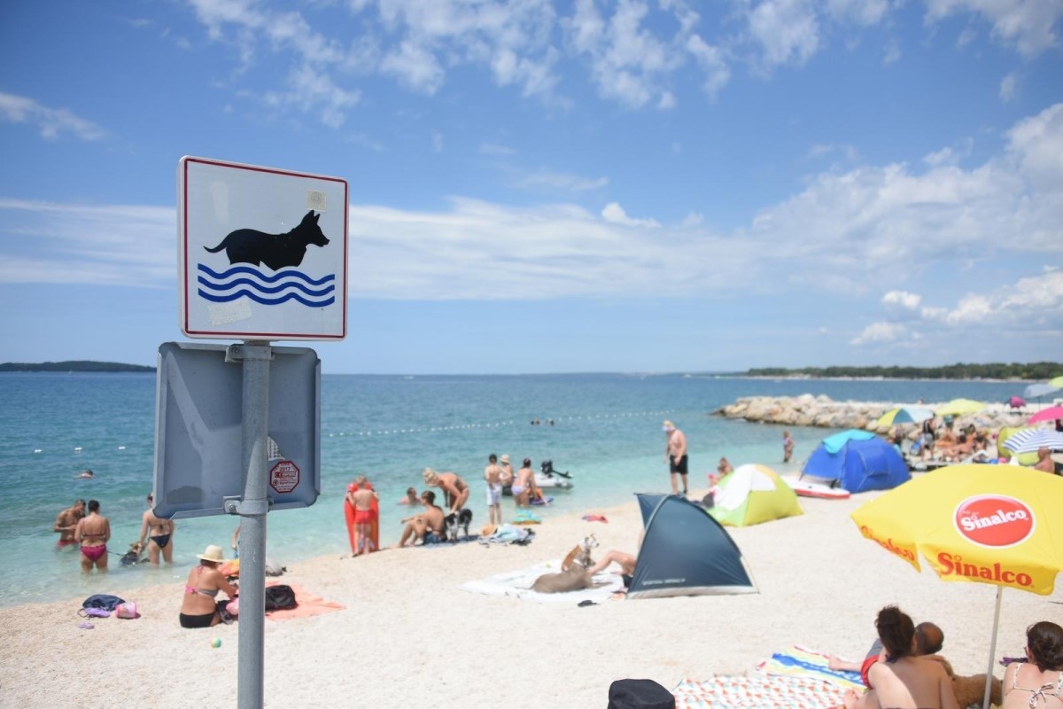 Stigla dojava o onečišćenju plaže u Puli. Inspekcija: More je izvrsne kakvoće