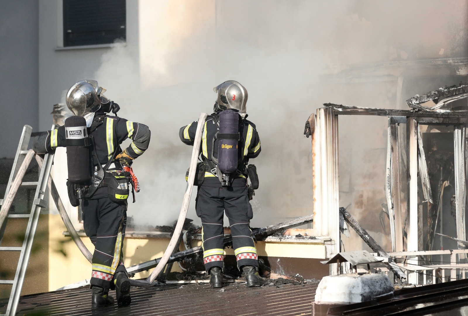 FOTO Gorio stan na zagrebačkoj Trešnjevci, vatra zahvatila prozore i potkrovlje