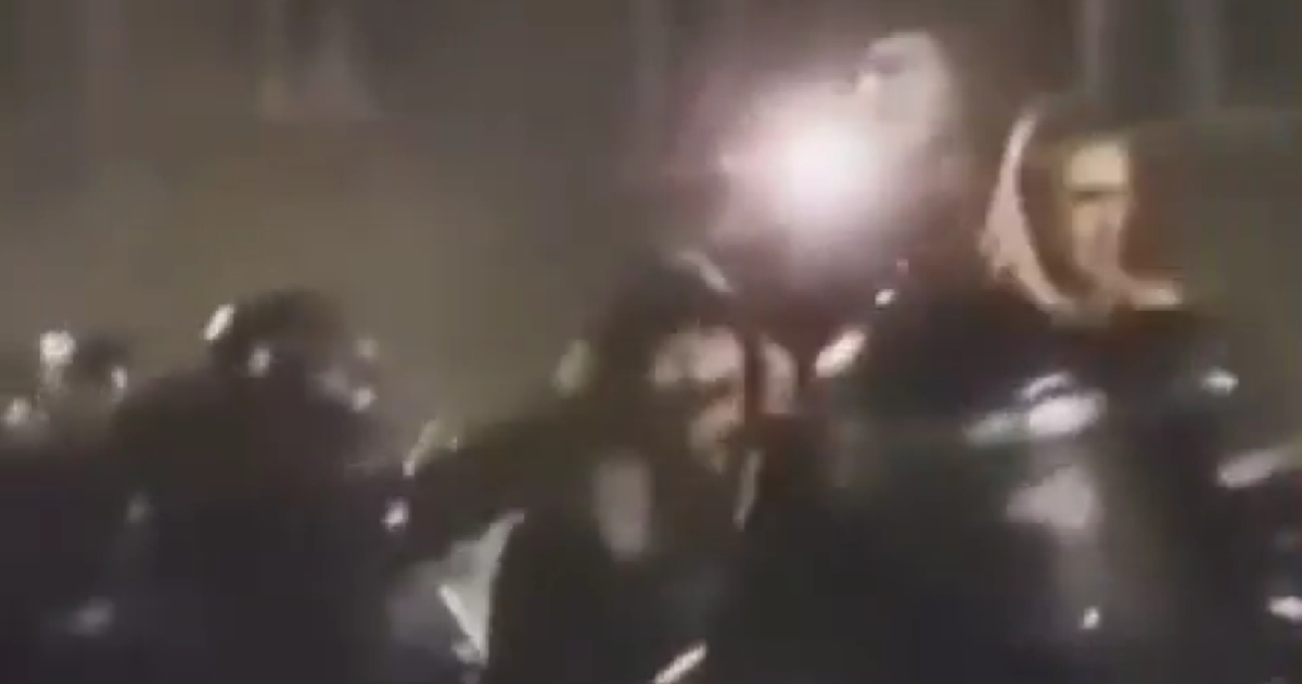 Nova snimka obračuna ispred RTS-a. Nova.rs: Dokazuje da je policajca udario kolega