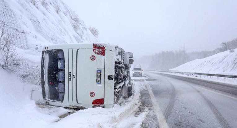 U Lici se prevrnuo još jedan autobus