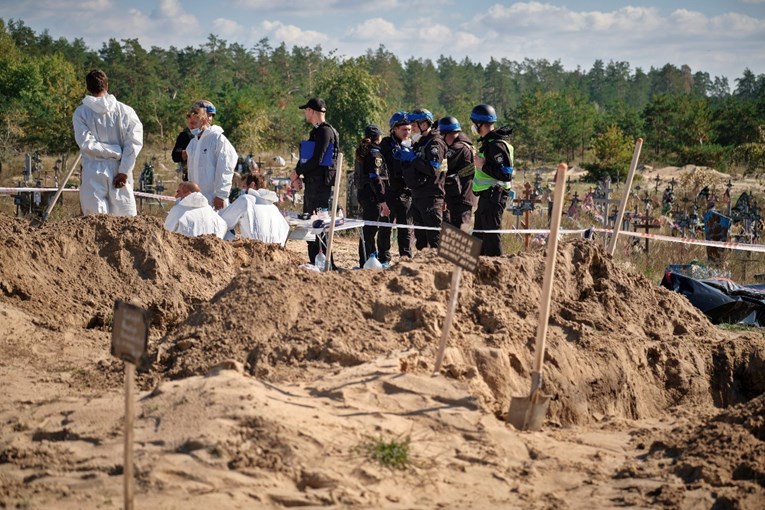 Ukrajina: U Limanu nađena masovna grobnica i još 200 grobova. Ekshumacije već počele