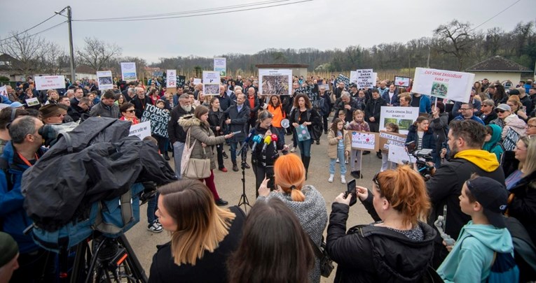 Stotine ljudi prosvjedovalo u Zagrebu zbog smrada iz kompostane na Maksimiru