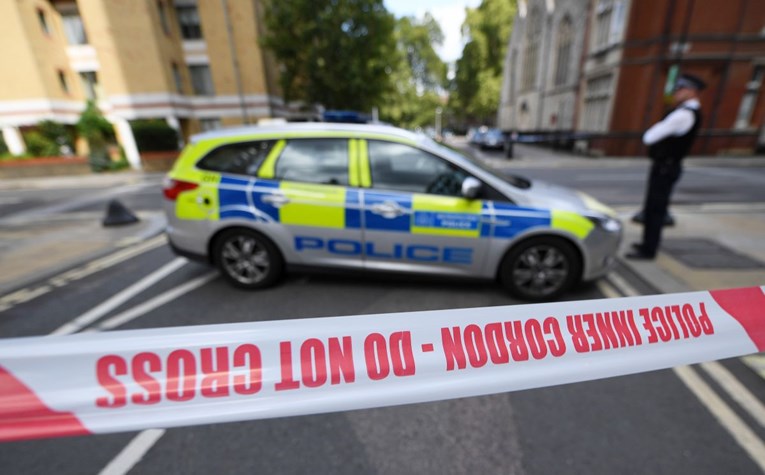 Muškarac u Londonu htio upucati čovjeka pa slučajno ubio sebe